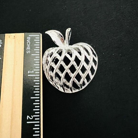 Gerry’s Vintage Silver Tone Open Basket Weave Apple Pin Brooch Pendant 4210 - Picture 7 of 8